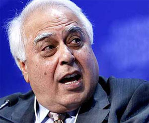 Sibal meets IIT faculty members, says all issues resolved