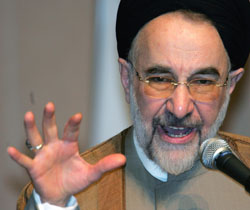 Khatami quits presidential race, supports Moussavi