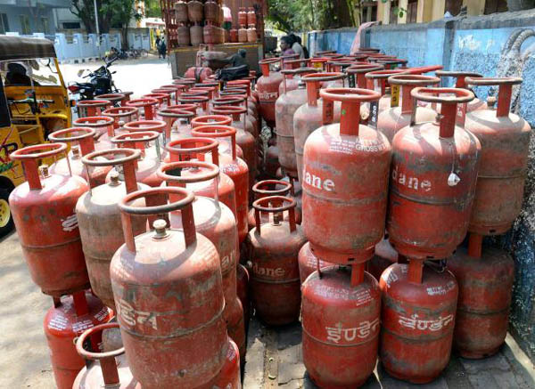 Govt. hikes subsidised LPG cap to 12 cylinders