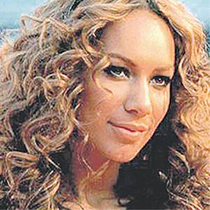  Leona Lewis defends electrician lover