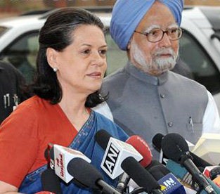 PM, Sonia arrive on two-day Kashmir visit