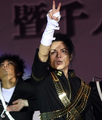Thousands of MJ fans flock theatres for ‘This Is It’ premiere