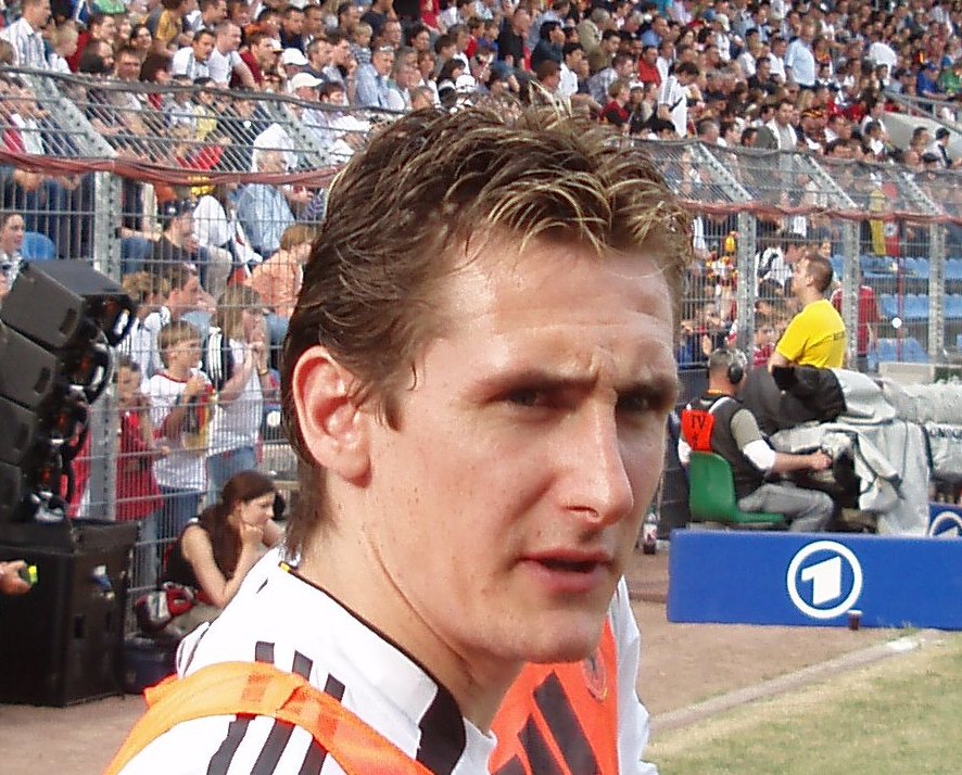 Munich's Klose sidelined for up to eight weeks 