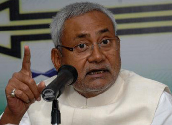 Nitish attacks Modi, rules out tie-up with Congress