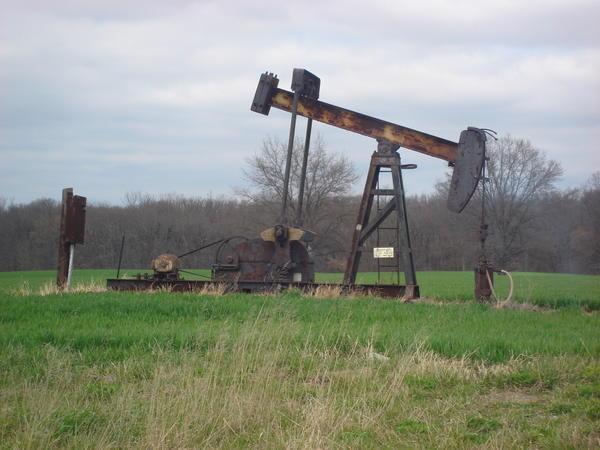 Firefighters use mud to battle burning oil rig 