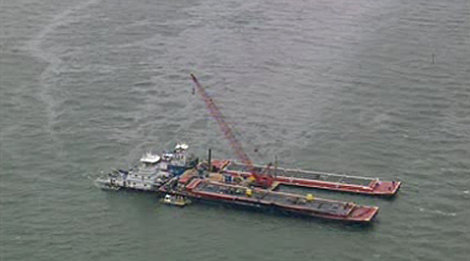 Texas oil spill traps cruise ships in Galveston Bay
