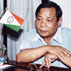 Sangma meets Advani, Karat over President''s rule in Meghalaya