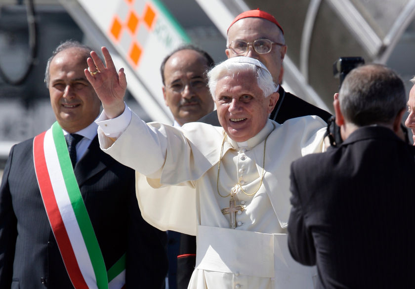 Papal visit had "substantive weight," Israel's Peres says