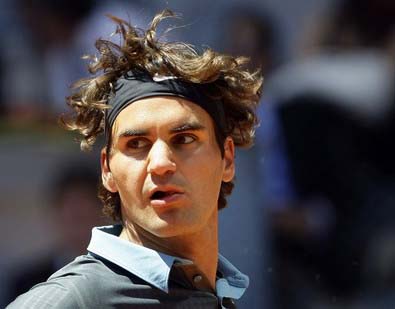 Federer finds a way to beat Roddick for Madrid semi-final place