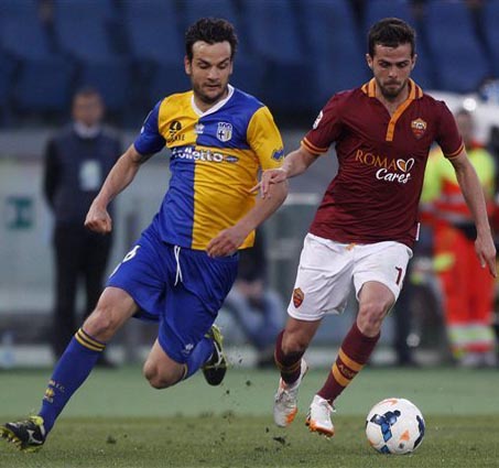 Roma beat Parma to close in on Juventus