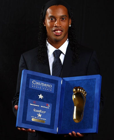 Golden Foot award lifts Ronaldinho's spirit