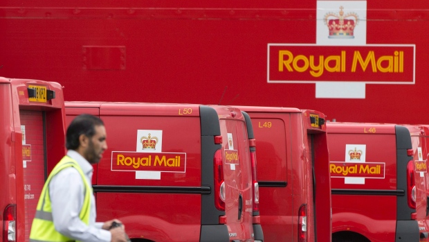 Royal Mail workers secure new deal on employment, pay hike