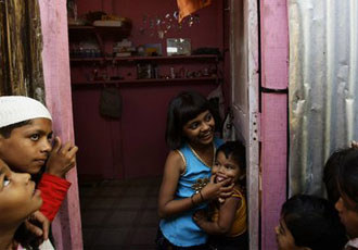 Slumdog actress' dad defends young Indian actors' pay