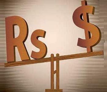 Indian rupee falls to 62 per dollar