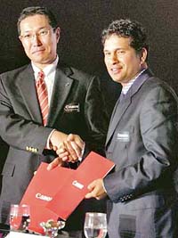 Sachin_Tendulkar_With_Mr Kazuto Ogawa, President_CEO_Canon Singapore