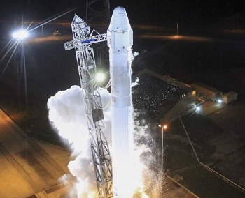 SpaceX’s Dragon capsule blasts off on first supply mission to ISS 