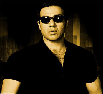 Santoshi shelves Sanjay Dutt starrer, moves on with Sunny Deol