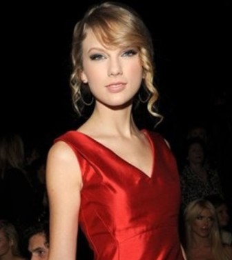 Taylor Swift introduces ‘beau’ Taylor Lautner to mum