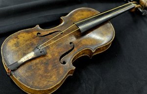 Titanic violin sold for 900,000 pounds