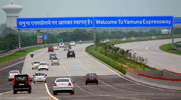 UP police arrests farmers protesting on Yamuna Expressway