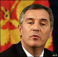 Montenegrin prime minister hands in EU membership application 