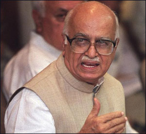 Advani raises poll pitch, targets Congress