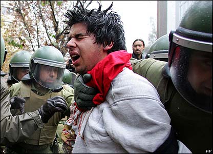 Chilean protestors occupy Argentine consulate, 15 arrests