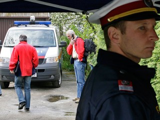 Austrian police follow burglar to his German home 