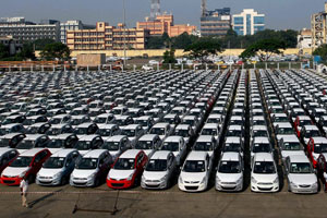 Indian auto sales rise, outlook grim