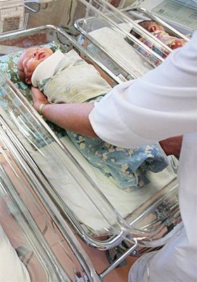  Brit woman finally gives birth to boy after having nine girls in a row!