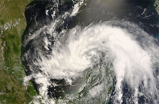 Dolly dumps rain along US, Mexican borde