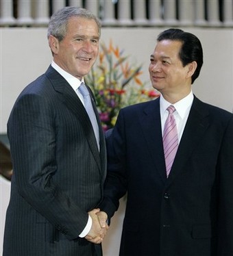 Bush and Vietnam's Dung praise improving relationship