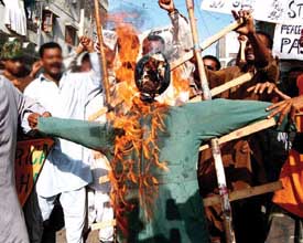 Agitated Sikhs burn effigy of Taliban in Amritsar