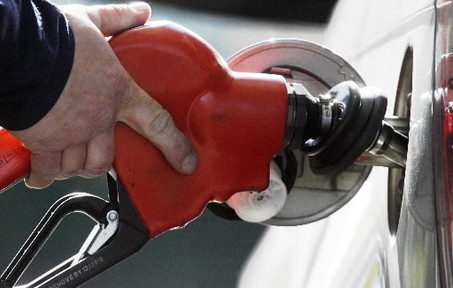 US average gas price falls to $3.42, survey