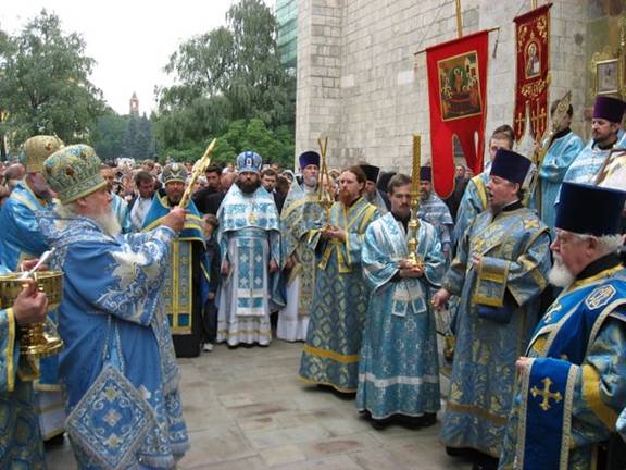 Tens of thousands pay last respects to Alexi II