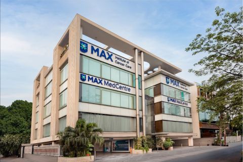 Max Healthcare Share Price Touches 52-week High; Bullish Breakout on Technical Charts