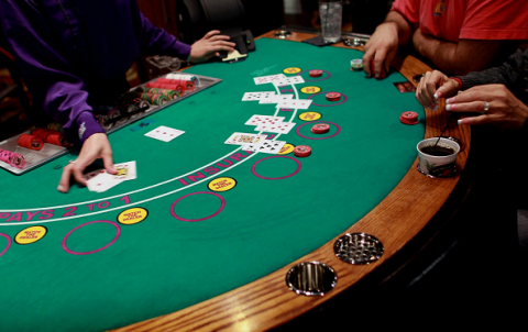 How to Pick Between Online and Traditional Casinos