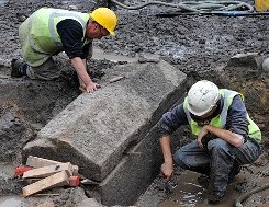 Archaeologists search Egypt for Antony and Cleopatra's tomb