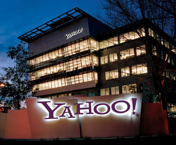 Major Yahoo shareholder requests probe into CEO vote 
